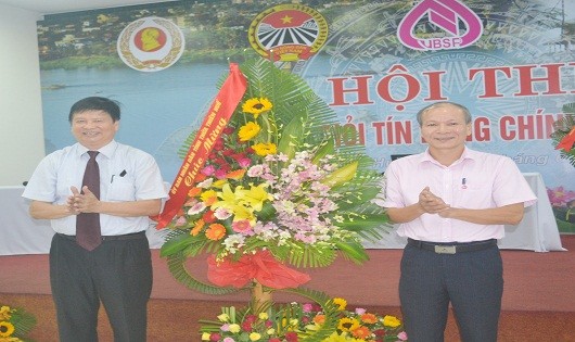 Phó chủ tịch tỉnh Nguyễn Dung tặng hoa cho hội thi
