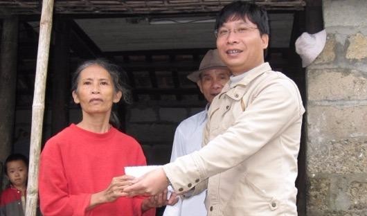 Nhà báo Văn Thắng trao quà cho một hộ gia đình nghèo 