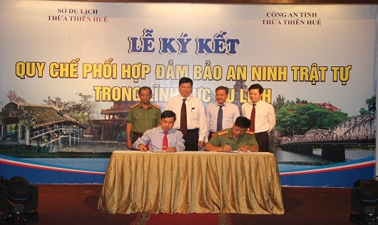 Phó chủ tịch UBND tỉnh Thừa Thiên Huế Nguyễn Dung chứng kiến Lễ ký kết giữa hai đơn vị 