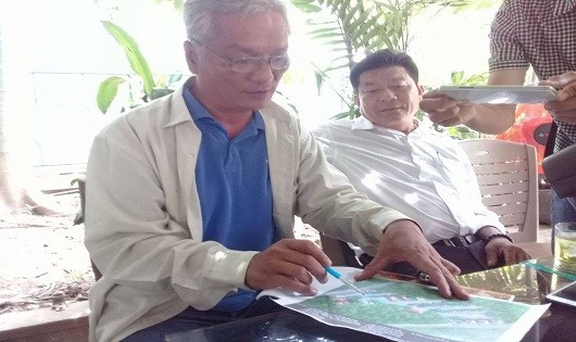 Đại diện Hội đồng trị sự Nguyễn Phước tộc trao đổi thông tin về vụ việc lăng mộ bà Tài Nhân bị san ủi sau buổi họp với các cơ quan ban ngành.