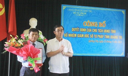 Ông Nguyễn Đức Chính - Phó Bí thư Tỉnh ủy, Chủ tịch UBND tỉnh trao quyết định bổ nhiệm và tặng hoa chúc mừng Giám đốc Sở Tư pháp mới