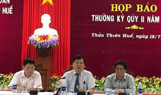 Ông Nguyễn Dung (ngồi giữa) Phó chủ tịch UBND tỉnh Thừa Thiên Huế chủ trì buổi họp báo 