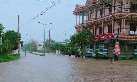 Một tuyến đường tại thị xã Quảng Trị ngập sâu đến 0,5 mét