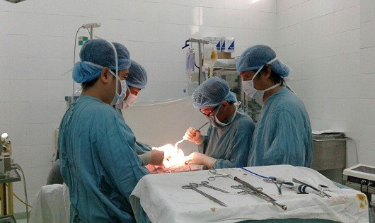 Bác Sỹ Bộ (người đứng bên phải) trong một ca mổ tại Bệnh viện
