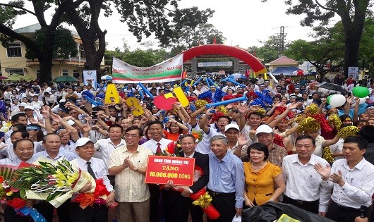 UBND tỉnh Quảng Trị đã thưởng nóng gia đình thí sinh Nhật Minh 10 triệu đồng