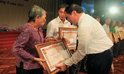 Lãnh đạo tỉnh Quảng Trị trao danh hiệu cho thân nhân các mẹ được truy tặng