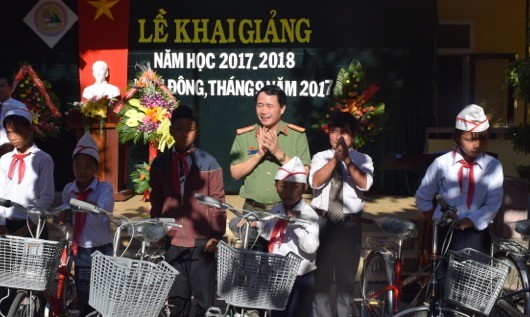 Đại tá Lê Quốc Hùng, Giám đốc Công an tỉnh Thừa Thiên Huế tặng xe đạp cho các em học sinh nhân dịp năm học mới