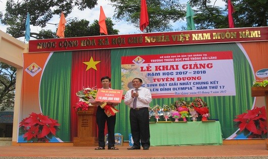 Đại diện lãnh đạo tỉnh Quảng Trị tặng hoa và quà cho Phan Đăng Nhật Minh