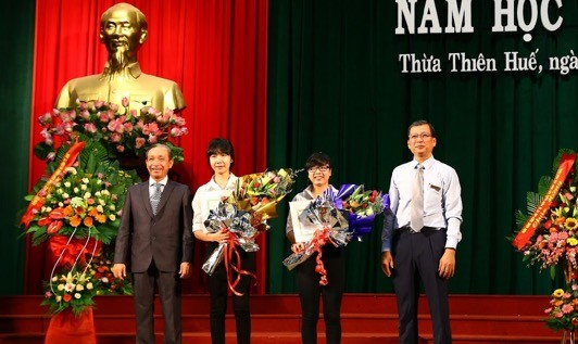 PGS, TS Đoàn Đức Lương, Bí thư Đảng uỷ, Hiệu trưởng Trường Đại học luật, Đại học Huế (người ngoài cùng bên trái) trao học bổng cho các em học sinh có thành tích xuất sắc