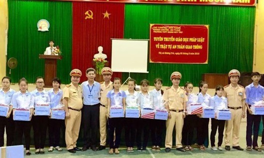 Phòng CSGT Công an Thừa Thiên Huế trao quà cho các em học sinh nghèo hiếu học tại buổi tuyên truyền