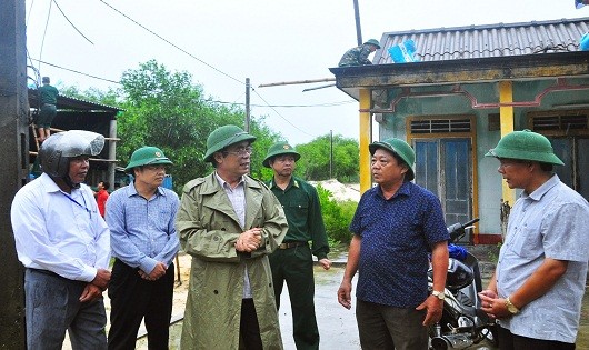 Đoàn công tác kiểm tra công tác phòng chống bão số 10 tại xã Triệu Lăng (huyện Triệu Phong)