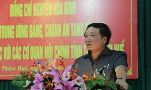 Bí thư TW Đảng, Chánh án Toà án nhân dân tối cao Nguyễn Hoà Bình phát biểu tại buổi làm việc
