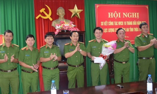 Đại tá Đặng Ngọc Sơn (người đứng giữa) trao thưởng cho Ban chuyên án