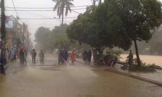 Các phường trên địa bàn thành phố Huế đã huy động lực lượng xuống đường rửa bùn sau lũ