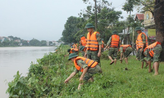 Các chiến sỹ dọn rác dọc bờ sông