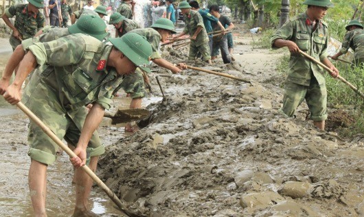 Các chiến sỹ dọn bùn tại khu vực phường An Đông, TP.Huế