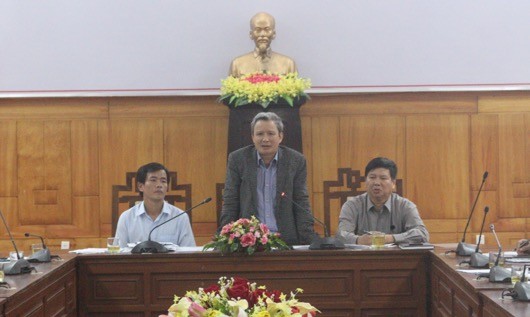 Uỷ viên TW Đảng, Bí thư Tỉnh uỷ Thừa Thiên Huế Lê Trường Lưu (người đứng giữa) phát biểu chỉ đạo phương án ứng phó bão số 13
