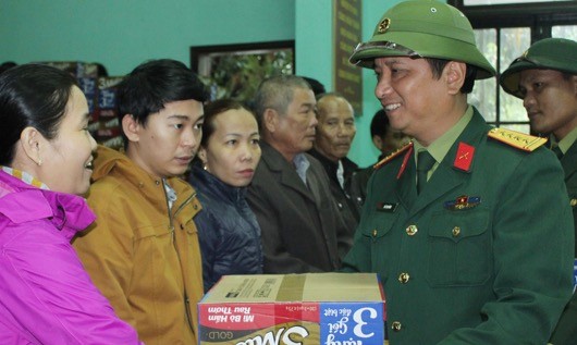 Đại tá Hà Thọ Bình, Phó tham mưu trưởng Quân khu 4 thăn hỏi, tặng quà cho bà con nhân dân thị xã Hương Thủy.