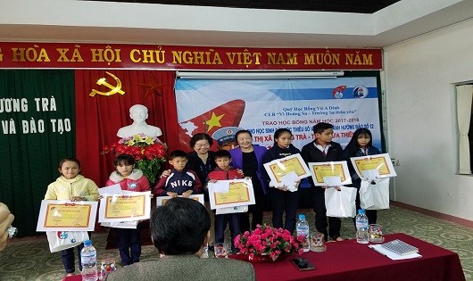 Nguyên Phó Chủ tịch nước Trương  Mỹ Hoa trao học bổng cho học sinh vùng bão lũ tại Thừa Thiên Huế