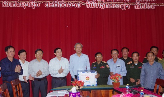 Ban chỉ đạo 1237 Quân khu 4 tặng quà cho Ban công tác đặc biệt tỉnh Salavan - Lào
