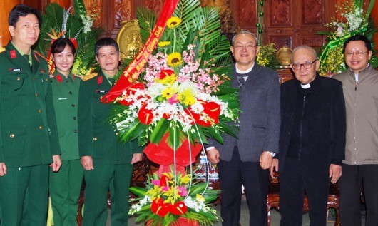Đại tá Võ Đức Hưng – Phó Chính ủy Bộ CHQS tỉnh tặng hoa chúc mừng Tòa Tổng giám mục Huế nhân dịp lễ giáng sinh