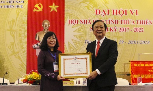 Bà Nguyễn Thị Hồng Hạnh, Chủ tịch Hội nhà báo tỉnh Thừa Thiên Huế nhận Bằng khen của Hội Nhà báo Việt Nam 
