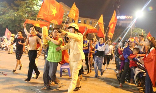 Lực lượng cảnh sát hướng dẫn người dân mừng chiến thắng của U23 Việt Nam trong trật tự 
