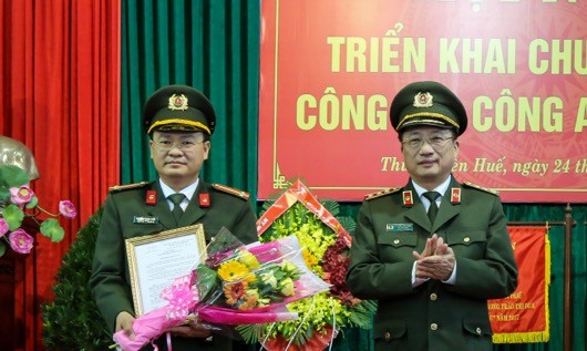 Thượng tướng Nguyễn Văn Thành thừa ủy quyền của Bộ trưởng Bộ Công an trao quyết định điều, động bổ nhiệm có thời hạn cho Trung tá Nguyễn Thanh Tuấn