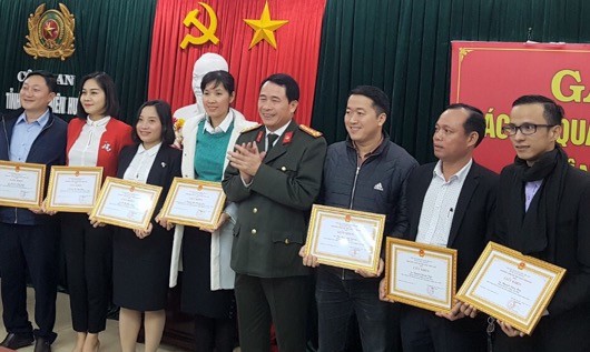 PV Thường trú Báo PLVN tại Thừa Thiên Huế (người đứng thứ hai từ phải sang) nhận Giấy khen của Giám đốc Công an tỉnh Thừa Thiên Huế.