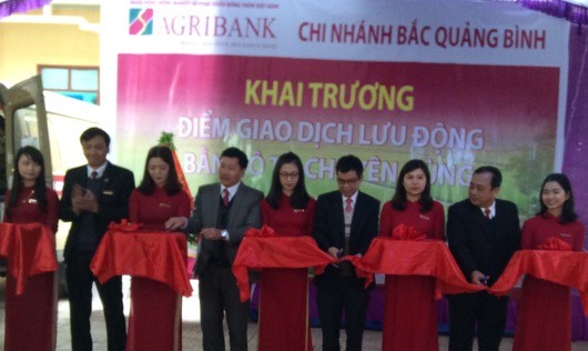 Đại diện lãnh đạo Ngân hàng Nhà nước tỉnh Quảng Bình, ngân hàng Agibank, lãnh đạo huyện Quảng Trạch cắt băng khai trương PGD ngân hàng di động.