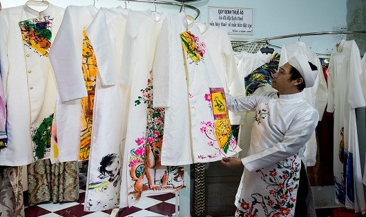Họa sỹ Trần Hữu Nhật với bộ áo dài vẽ độc đáo của mình. 