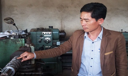 Anh Trần Đình Lai giới thiệu về máy móc ở xưởng
