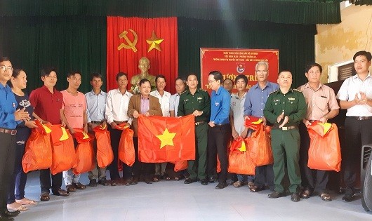 BĐBP tỉnh trao tặng cờ Tổ quốc cho ngư dân xã Vinh Hiền, huyện Phú Lộc.