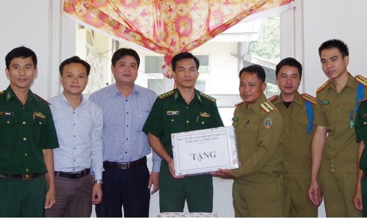 Đoàn công tác tặng quà cán bộ Trạm công an Tà Vàng, huyện Kà Lừm, tỉnh Sê Kông (Lào)