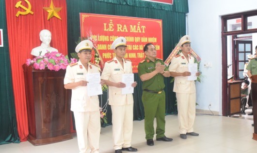 Đại tá Lê Văn Vũ trao Quyết định điều động cho các Trưởng công an 