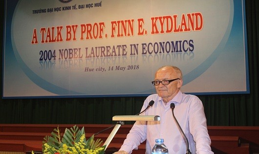Giáo sư Finn E. Kydland người đạt giải Nobel về Kinh tết năm 2004 chia sẻ những kinh nghiệm với các sinh viên kinh tế.