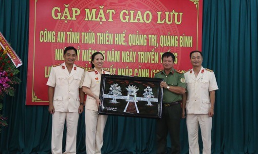 Đại tá Vũ Văn Hưng tặng tranh lưu niệm cho lãnh đạo Phòng QLXNC 