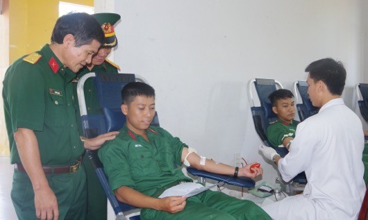 Thủ trưởng Bộ CHQS tỉnh Thừa Thiên Huế động viên chiến sĩ tham gia hiến máu tình nguyện.