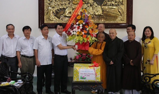 Đại tá Lê Quốc Hùng tặng hoa cho các chức sắc phật giáo nhân Đại lễ Phật Đản PL.2562 