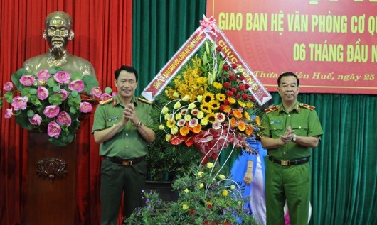 Thay mặt Đảng uỷ, BGĐ Công an tỉnh, Đại tá Lê Quốc Hùng tặng hoa chúc mừng các lãnh đạo, đại biểu…về tham dự Hội nghị. 
