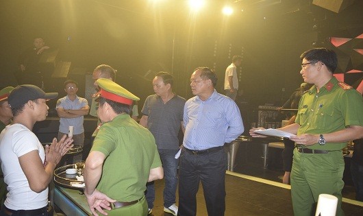 Đại tá Lê Văn Vũ (ở giữa) - Phó Giám đốc Công an tỉnh TT- Huế trực tiếp chỉ đạo đột kích quán bar- vũ trường Asta
