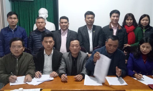 Lãnh đạo NHCSXH thị xã Ba Đồn ký cam kết thực hiện các chỉ tiêu nhiệm vụ năm 2018 tại một hội nghị 


