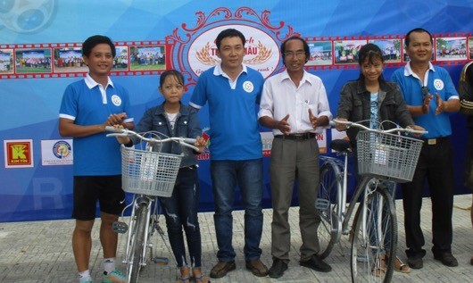 Ban Tổ chức trao xe đạp cho các em học sinh nghèo 