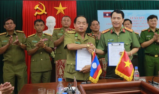 Đại tá Lê Quốc Hùng và Đại tá Phu Văn Naxiengkham ký biên bản hợp tác.