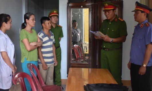 Cơ quan chức năng đọc lệnh bắt khẩn cấp Nguyễn Thị Băng Tâm (người mang áo thun xanh) 