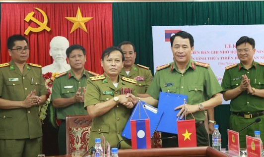 Đại tá Lê Quốc Hùng và Đại tá Xổm Xay Phu La Khăm Ma Ni, Giám đốc Sở an ninh tỉnh Sê Kong tại lễ ký kết 