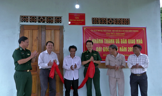 Lãnh đạo BĐBP tỉnh và Ủy ban MTTQ VN tỉnh Thừa Thiên Huế cắt băng khánh thành.
