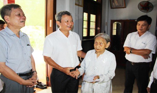 Bí thư Tỉnh ủy Lê Trường Lưu thăm hỏi, tặng quà Mẹ Việt Nam Anh hùng Đỗ Thị Thau