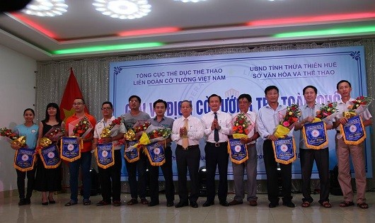 Chủ tịch UBND tỉnh Phan Ngọc Thọ tặng cờ lưu niệm cho các đoàn