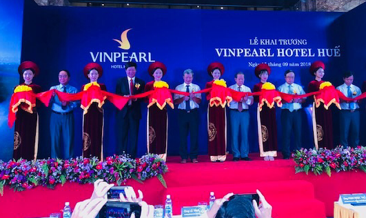 Lãnh đạo tỉnh Thừa Thiên Huế và Tập đoàn Vingroup   cắt băng khai trương Vinpearl Hotel Huế 